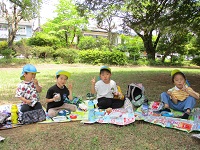 お弁当を食べている様子の写真