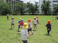 公園んで走っている様子の写真