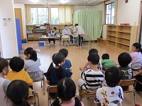 静かに待っている様子の写真
