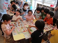 そら豆をむいていうr様子の写真