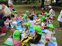 お弁当を食べている様子の4，5歳児の写真