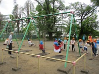 ブランコで遊んでいる様子の写真