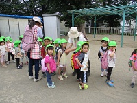 3歳児が遠足に出かける様子の写真