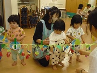 1，2歳でいちごを収穫して遊んでいる様子の写真