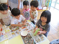 小さな子が見に来ている様子の写真