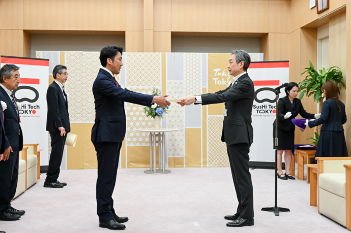 写真：副知事からの贈呈の様子
