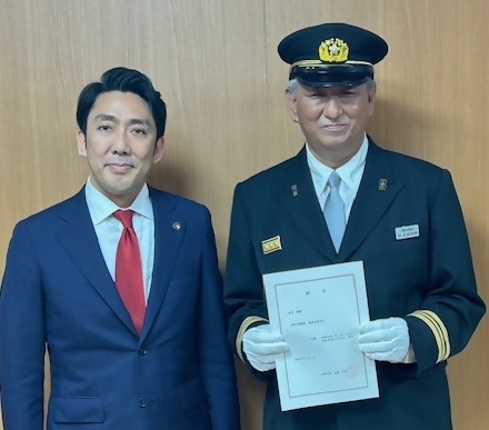写真：市長と辞令を持つ新消防団長が並んで立つ様子