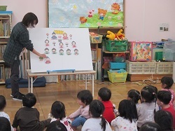 パネルシアターでひな祭りの話をしている画像