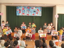2歳児クラスがはたらくくるまの歌を歌っている画像