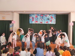 3歳児が歌ったり踊ったりしている画像