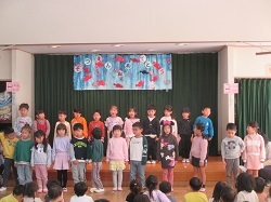 4歳児がお別れの言葉を言っている画像