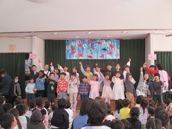 5歳児が歌っている画像