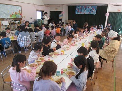 4・5歳児クラスが給食を食べている画像