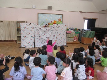 人形劇を見る子どもたちの画像