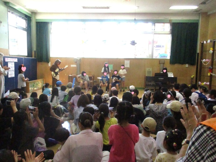 写真：まつりのステージコーナーの沢山の観客と出演者の様子