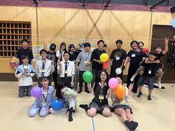 写真：中高生メンバーの集合写真。中学1年生から高校3年生まで仲間となりました。