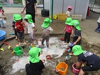 4歳児のどろんこ遊びの様子の写真