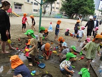 どろんこの感触を楽しんでいる様子の写真