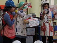 栄養士から避難食の話についての話を聞いている様子の写真