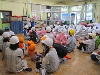 避難してきた子供たちの様子の写真
