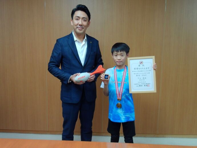 (左から)古賀市長、下山さん