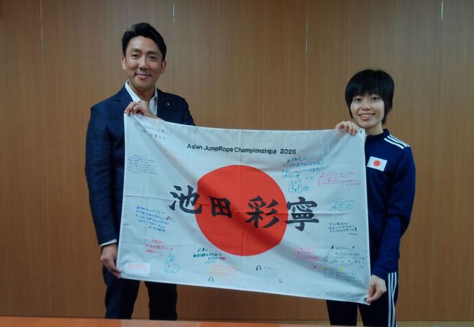 写真:左から:古賀市長、池田さん