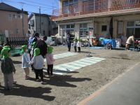 手を上げて横断歩道を渡る写真です。