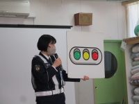 婦警さんが信号の話をしている写真です。