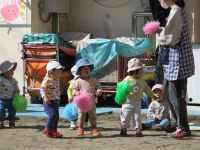 0歳児のプレゼントでダンスをしている写真です。