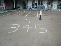 写真：幼児保護者が並ぶ列と引き渡しの列