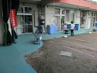 写真：保護者が受付している様子