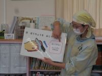 写真：栄養士が紙芝居で説明している様子