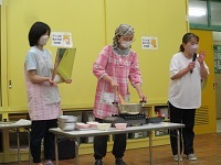 写真：栄養士がデモンストレーションで実際にカレーを作っている様子