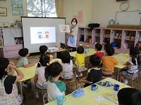 写真：看護師の説明を聞いている様子