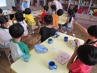 写真：真剣に子どもたちが話を聞いている様子