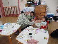 写真：0歳児が給食を食べている様子