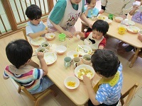 写真：1歳児クラスが給食を食べている様子