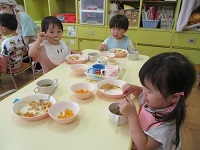 写真：2歳児クラスが給食を食べている様子