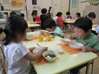 写真：3歳児が給食を食べている様子