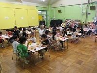 写真：ホールで4歳5歳が会食している様子