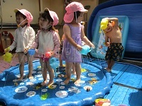 写真：水遊びの様子2