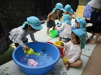 写真：水遊びの様子1