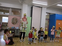写真：誕生会でお祝いする様子