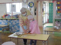 子どもが野菜を切っている
