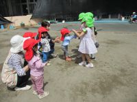 2歳児の新しいお友達が紹介されている写真です。