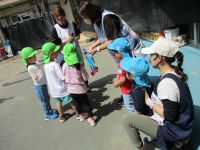 3歳児さんがプレゼントをもらう写真です。