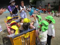 1歳児が散歩カーに乗って参加している写真です。