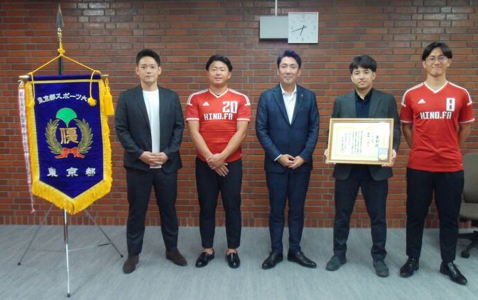 左から:伊藤コーチ、佐々木選手、古賀市長、岩崎監督、堀内選手