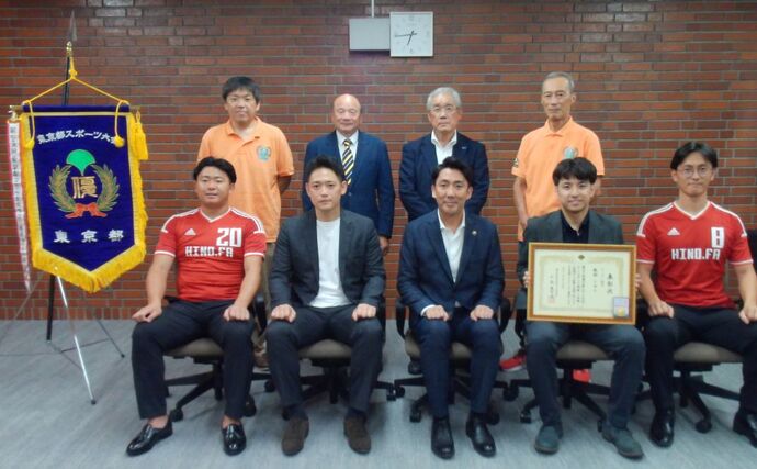 1列目 左から:佐々木選手、伊藤コーチ、古賀市長、岩崎監督、堀内選手 2列目 左から:高橋部長、西野会長、中沢会長、鈴木理事長
