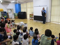 写真：防犯教室　ホールでお話